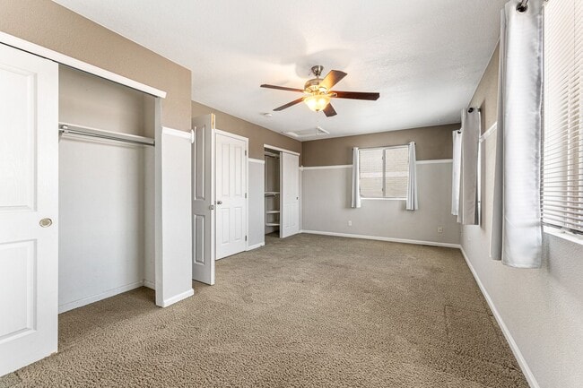 Building Photo - Lovely Townhome with A Garage and Central AC!