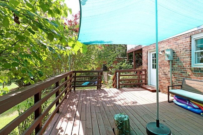 Building Photo - Beautiful Greenbrier Heights Home With Fen...