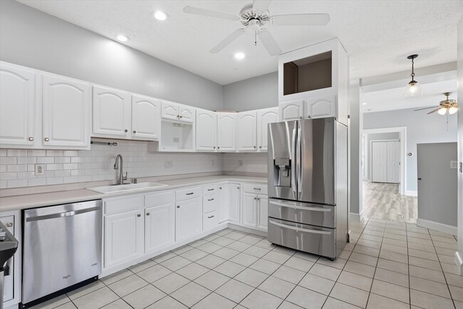 Building Photo - 156 N Broadway