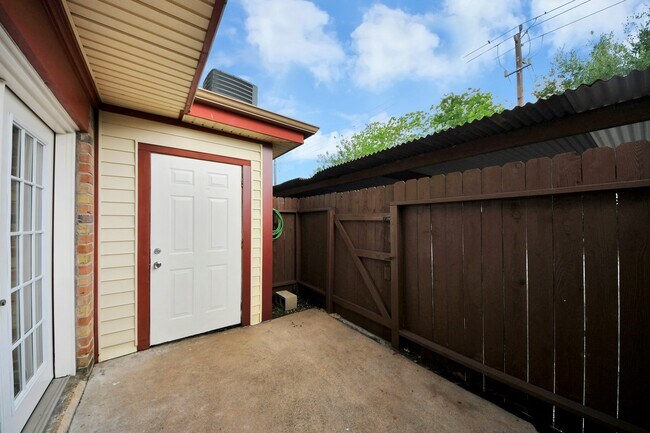 Building Photo - 10654 Hazelhurst Dr