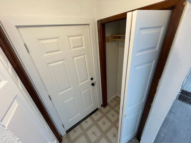 Building Photo - 2-Bedroom House - Section 8