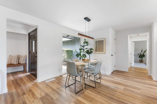 Building Photo - Fully Remodeled 4BR Rambler in Private Fed...