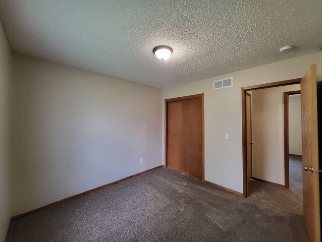 Building Photo - Spacious 4 bedroom home!