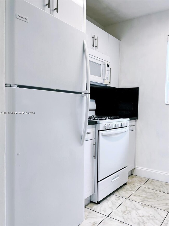 Building Photo - 3800 SW 102nd Ave