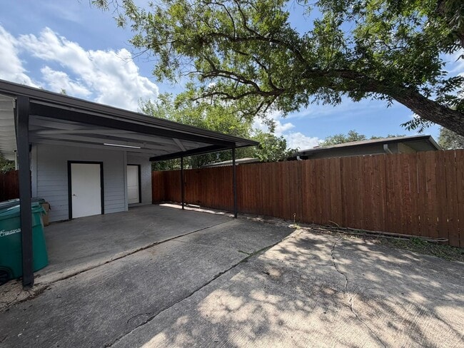 Building Photo - 2555 W Kings Hwy
