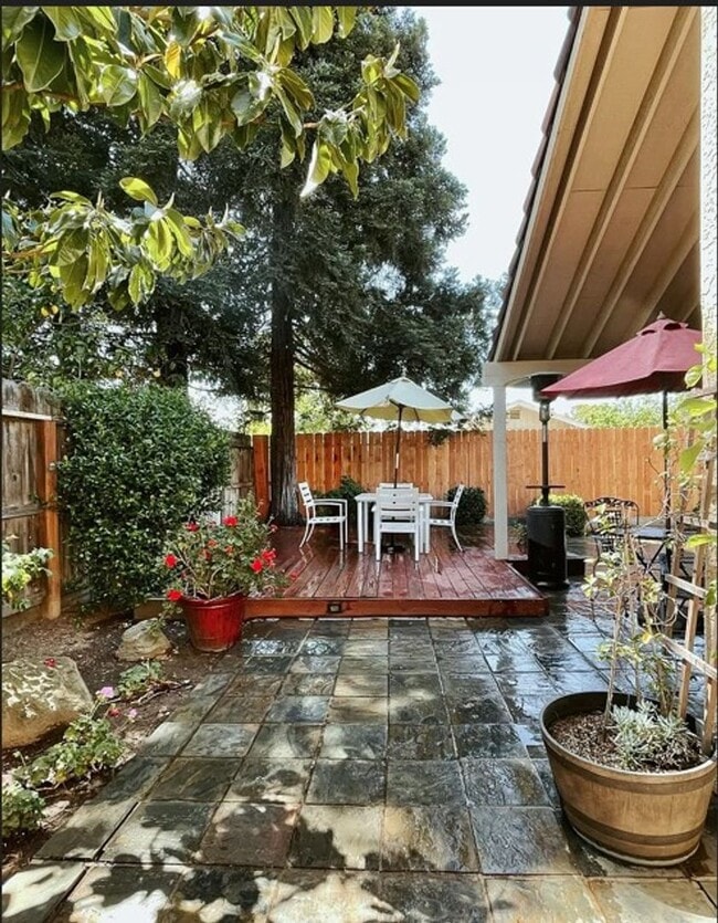 Building Photo - 4 Bedroom 2.5 bathroom 2 Story Home Naragh...