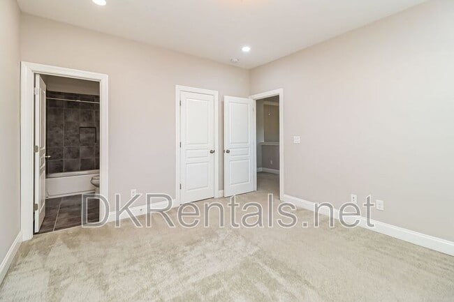 Building Photo - 5780 Bradenton Rd