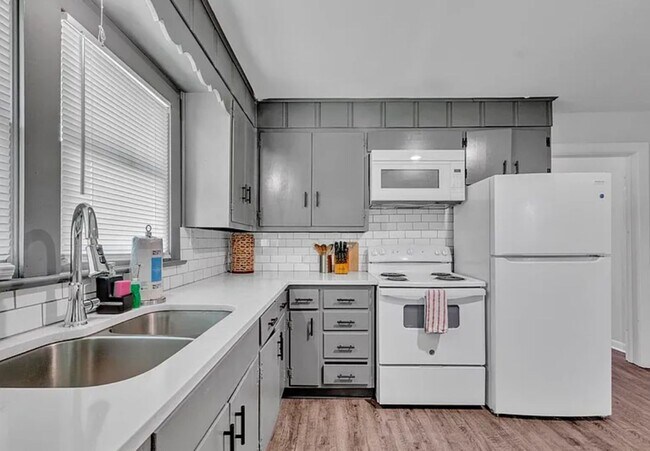 Building Photo - 4 bedroom 2 Bath - Available Now