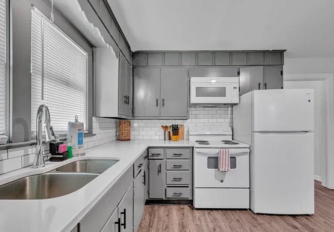 Building Photo - 4 bedroom 2 Bath - Available Now on Main A...