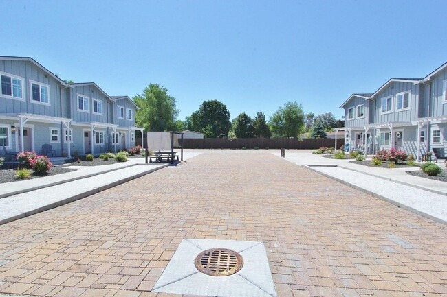 Building Photo - Immaculate Townhouse w/2-Car Garage
