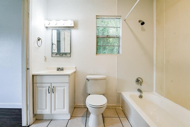 Building Photo - 24204 Linda Ln