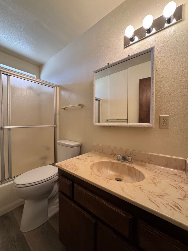 Building Photo - Victorville Home