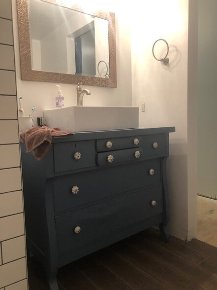 2nd Floor Bathroom - 3 Rickenbach St