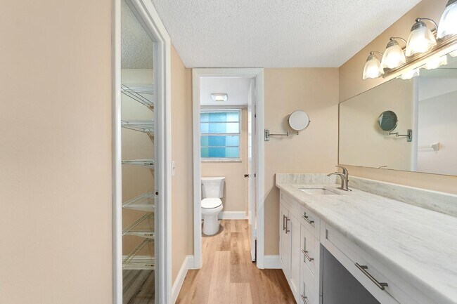 Building Photo - 12015 Greenway Cir S