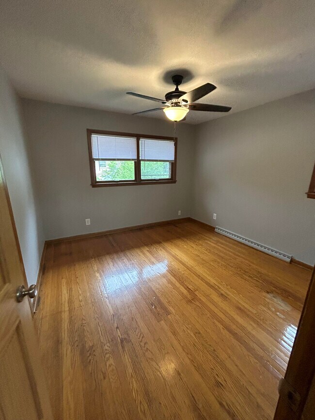 Building Photo - 5732-5734w villard ave