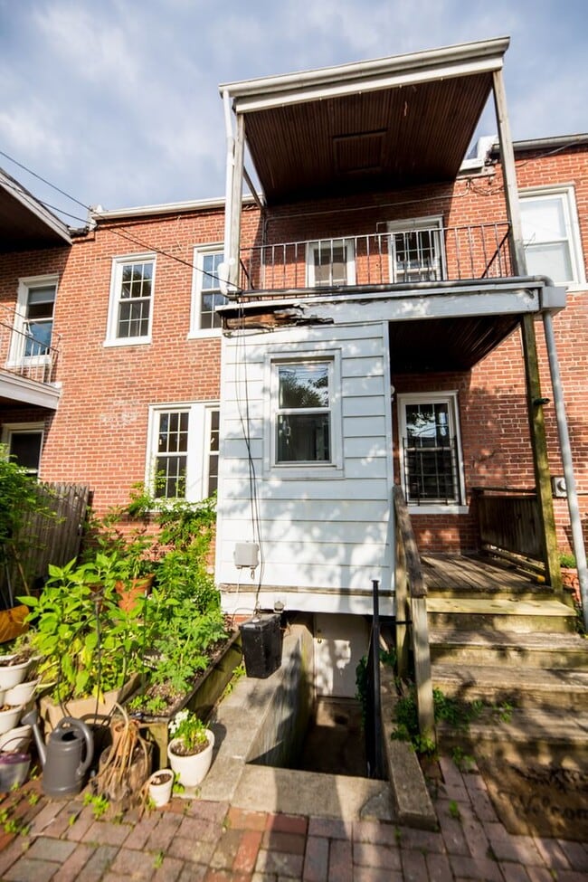 Building Photo - 2026/2027 JHU off-campus Renovated Charles Village 5bd/2ba w/ W/D & CAC Available 6/9/26