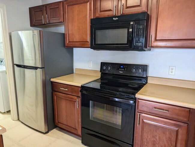 Building Photo - AVAILABLE NOW- Convenient 2 Bed/2 Full Bath Condo in Beavercreek!