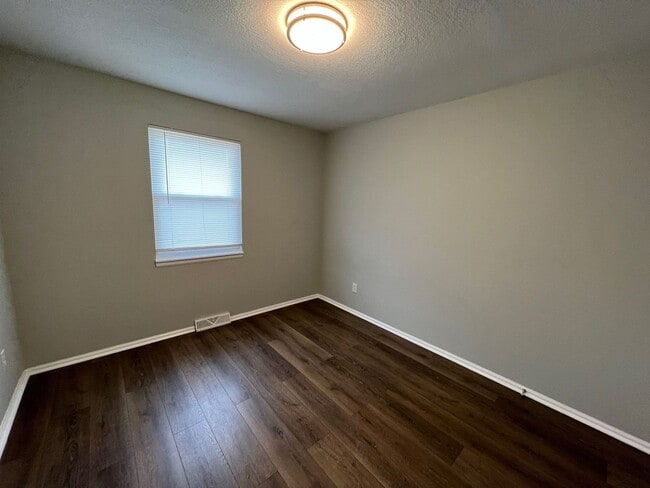 Building Photo - Updated 3-Bedroom Home with Garage in a Cul-de-Sac