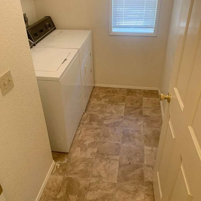 Building Photo - 1852 Medart Ln