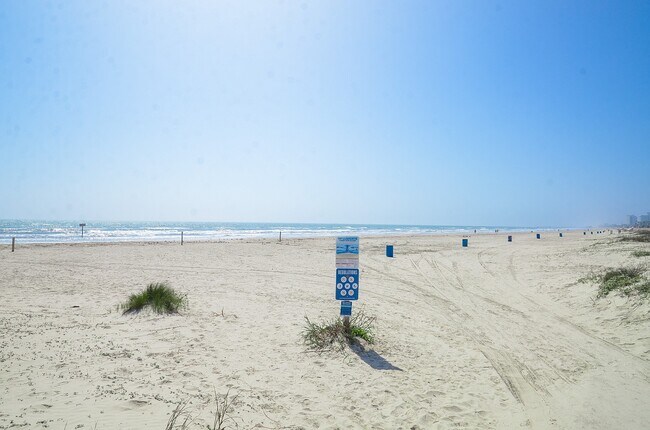 Building Photo - 6102 Seawall Blvd