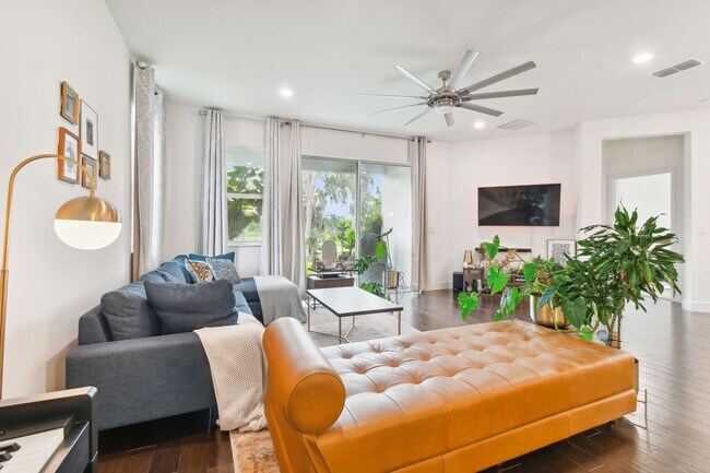 Building Photo - Spacious 4 Bed, 2 Bath Single Family Home ...