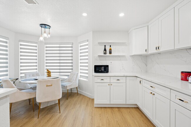 Building Photo - Luxe Spacious Home Near Parks Fully Equipped