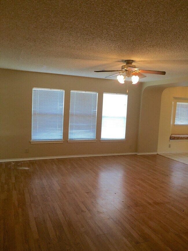 Building Photo - GREAT LOCATION CLOSE TO UTSA