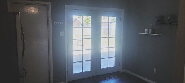 Building Photo - 3 Bed 2 Bath Home!