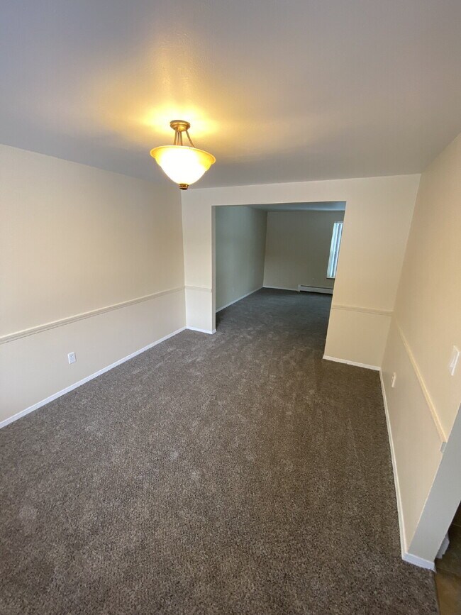 Building Photo - Don't miss out on this 5 bed 2.5 bath hous...
