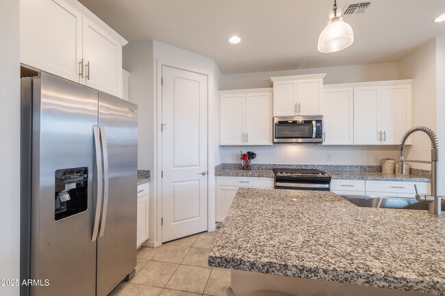 Building Photo - 6810 W Pedro Ln