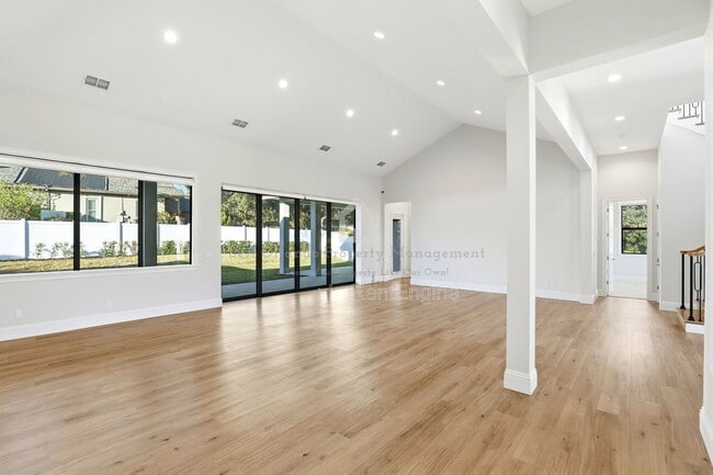 Building Photo - 705 Largovista Dr