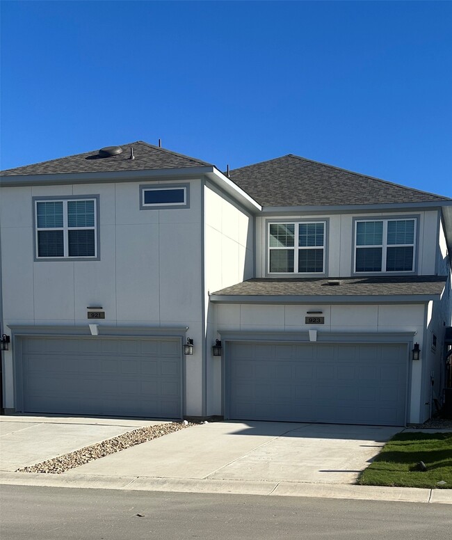 Building Photo - 923 Beebrush Ln