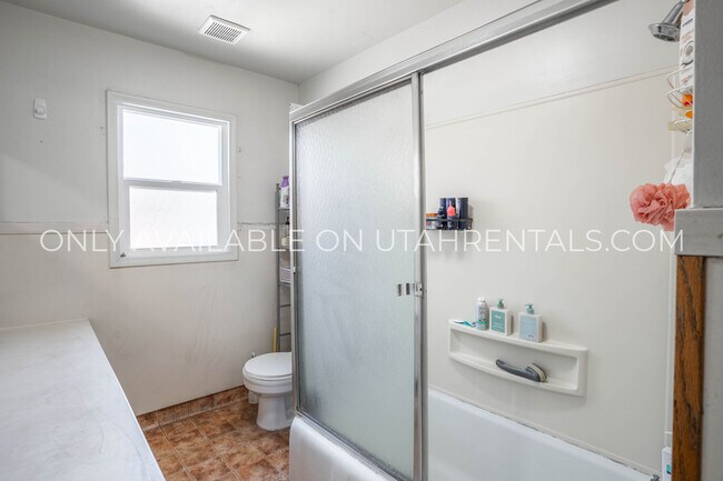 Building Photo - 545 E 400 N