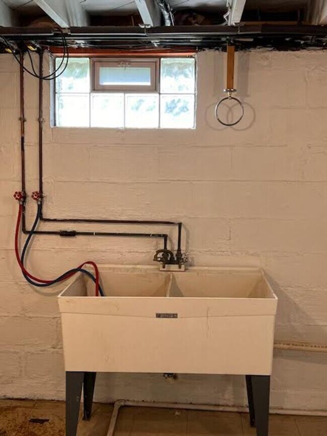 Building Photo - 864 Gary Ave SE