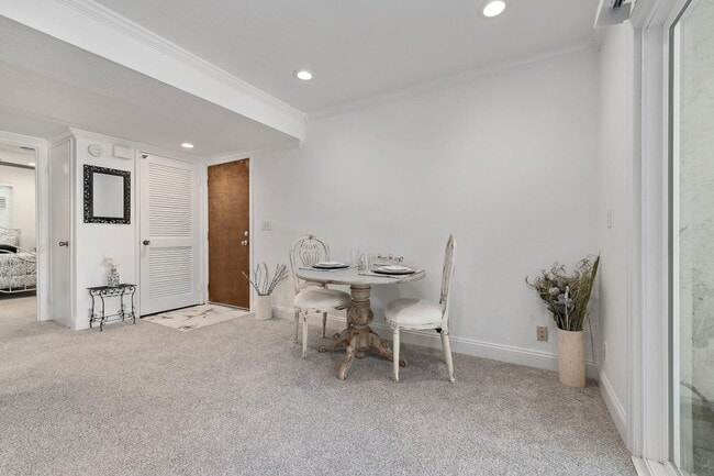 Building Photo - Modern Updated 1 Bedroom 1 Bath Condo with...