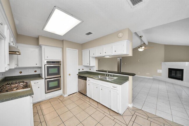 Building Photo - 2410 Manila Ln