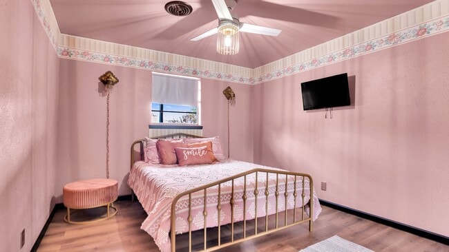 Building Photo - Fully furnished Airbnb with a pool