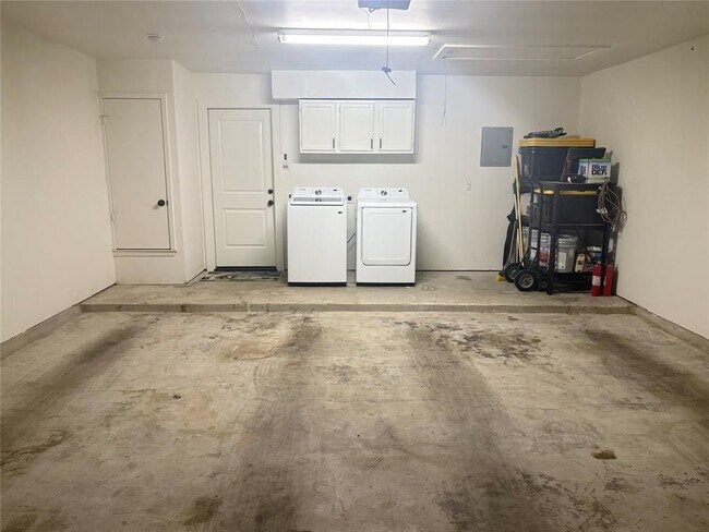 Building Photo - 4404 Sarasota Dr