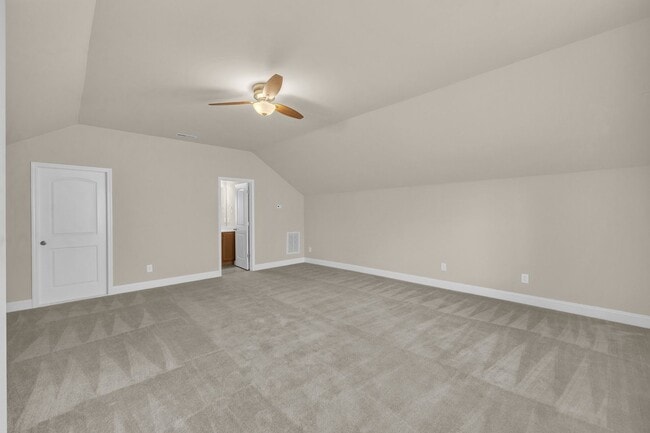 Building Photo - 4 Bedroom Home with 2 Car Garage & Fenced Yard!