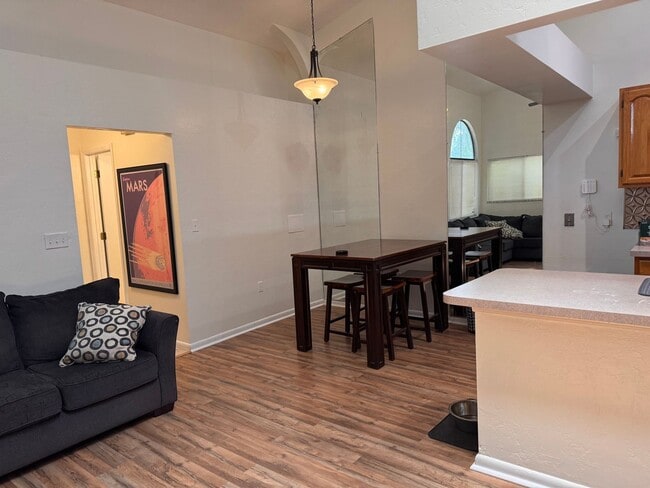Building Photo - 2 Bed 2 Bath Home in Seranola Manor ! Fenced in YARD!