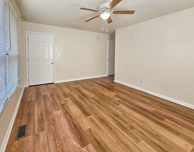 Building Photo - Knoxville 37921 - 3 bedroom, 2 bath Duplex - Contact Ryan Fogarty 865-333-4840