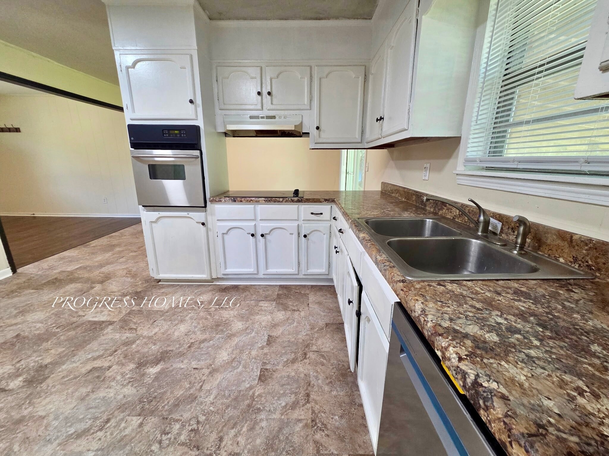 Building Photo - 327 Larkwood Dr SW