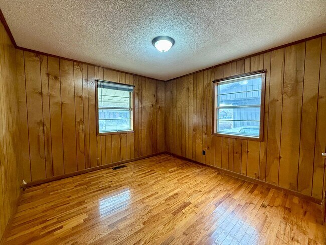 Building Photo - 4 Bedroom/1.5 Bathroom Home in Paragould AR - $1,275/month