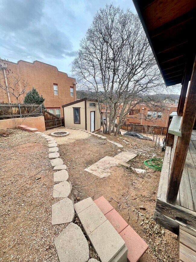 Building Photo - Manitou Springs 2 bedroom / 1 bath Available NOW