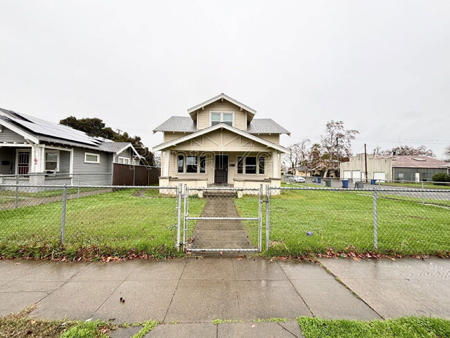 Building Photo - 107 W 19th St