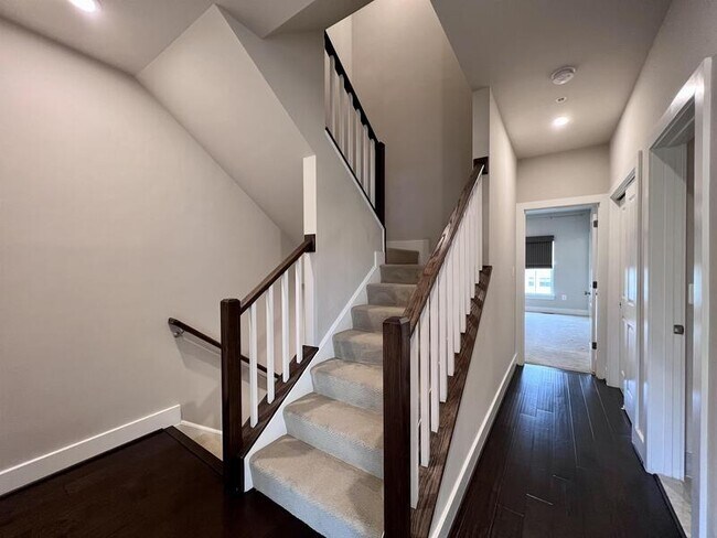 Building Photo - 818 Fern Pl NW