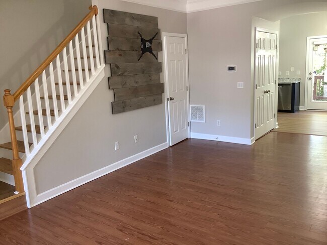 Building Photo - 2 bedrooms - 2 1/2 bath townhome - newly remodeled