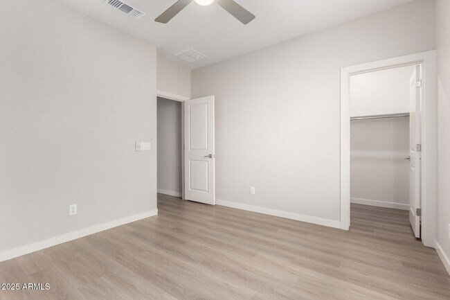 Building Photo - 1531 W Sierra Vista Dr
