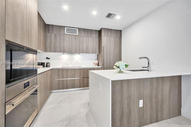 Building Photo - 17550 Collins Ave