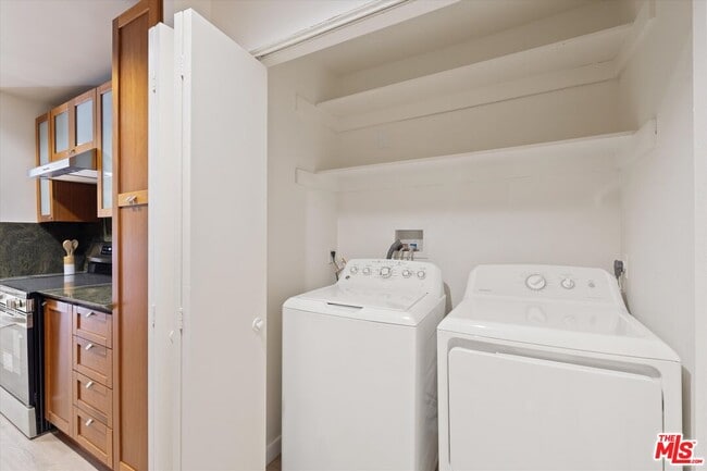 Building Photo - 429 N Oakhurst Dr